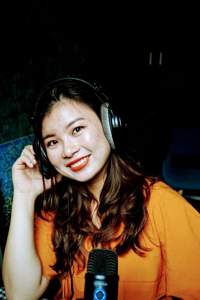 Nguyệt Digi thu âm podcast với micro và tai nghe